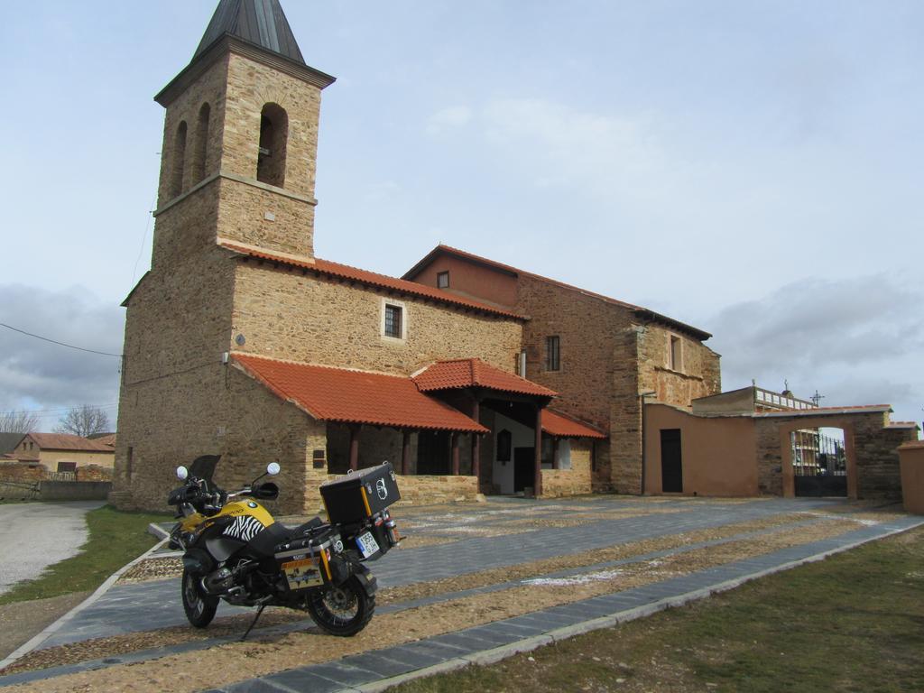 La Posada De Toribia Val De San Lorenzo Exterior photo